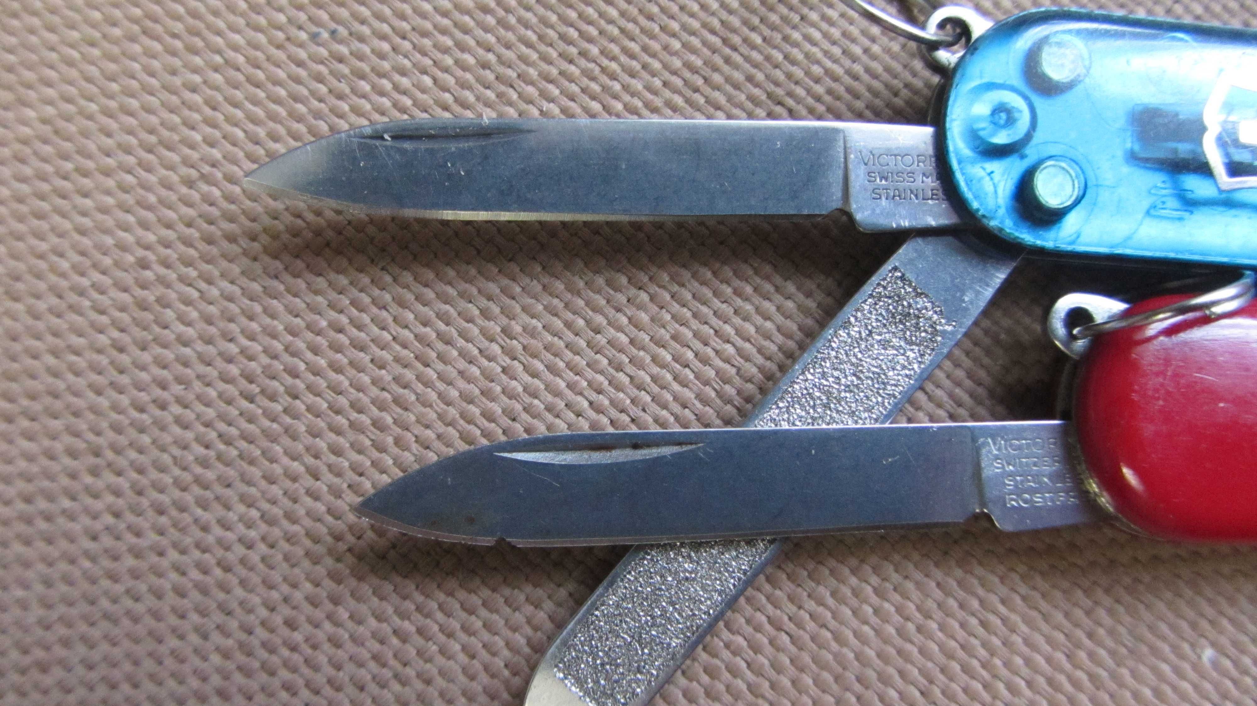 Два старих Victorinox Classic SD & Escort.