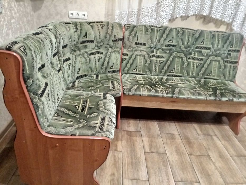 Уголок кухонний в нормальному стані з табуретками