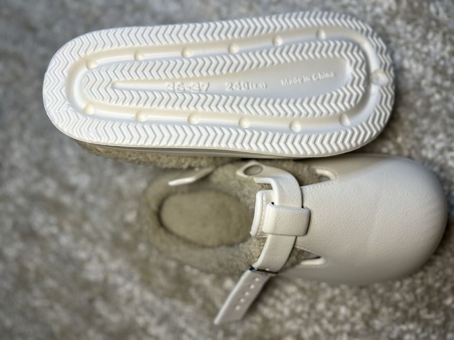 Pantufa Ugg forro de pelúcia.