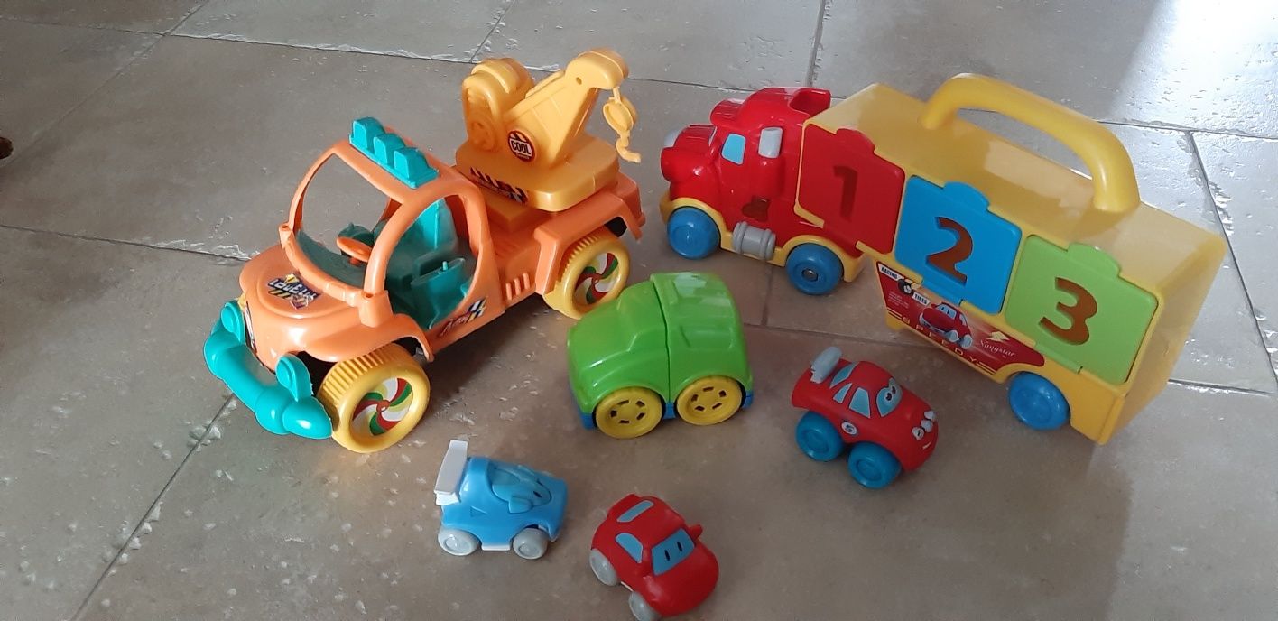 Samochody, ciuchcia drewniana, zwierzątka zabawki