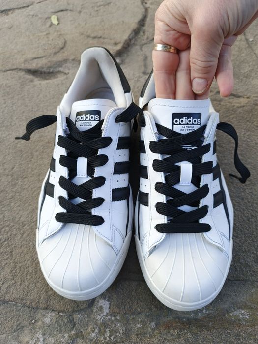 Кросівки біли жіночі .