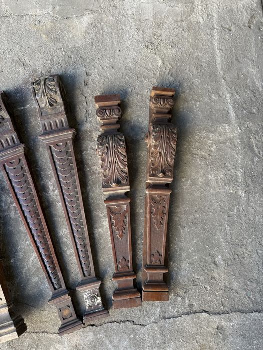 Zabytkowe drewniane elementy rzeźbione – komplet nóg / kolumn