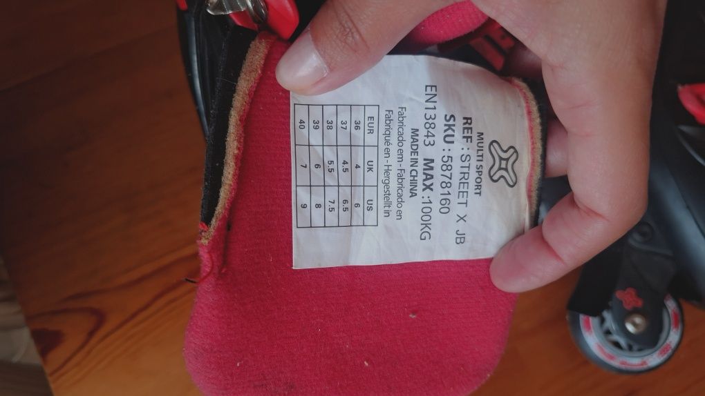 Patins em linha pretos e vermelhos