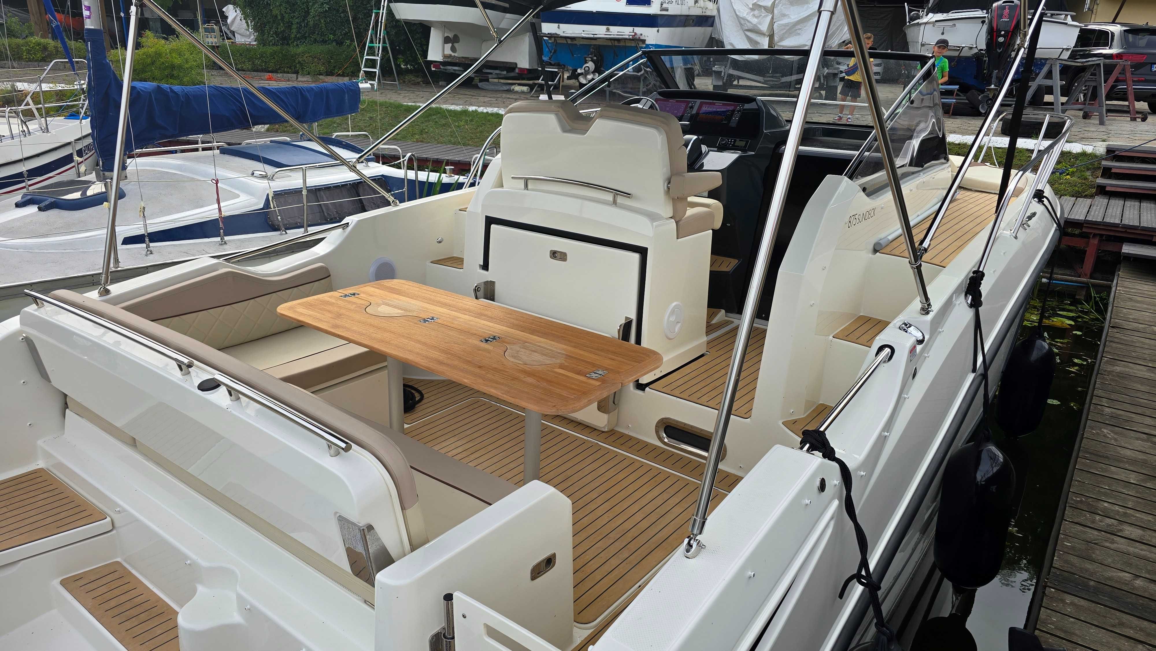 Quicksilver Activ 875 Sundeck