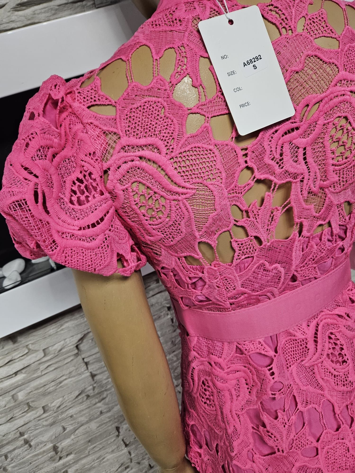 Nowa z metka sukienka różowa elegancka z gipiury Flam Mode rozm S
