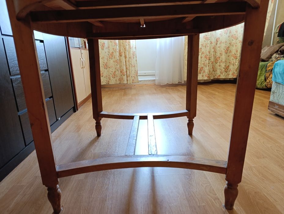 Овальний дерев'яний стіл