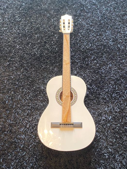 Guitarra acústica para crianças