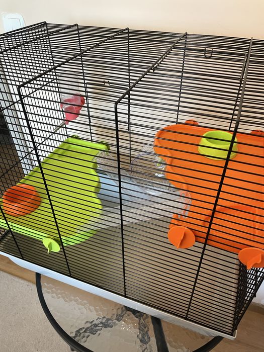 klatkę dla małych zwierząt.