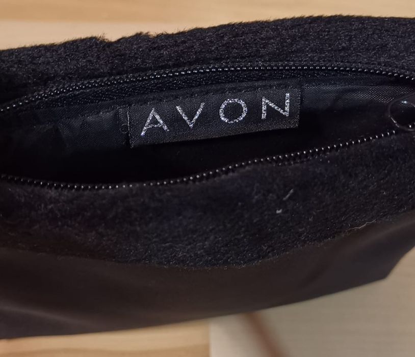 Nowa atłasowa czarna torebka z futerkiem, Avon