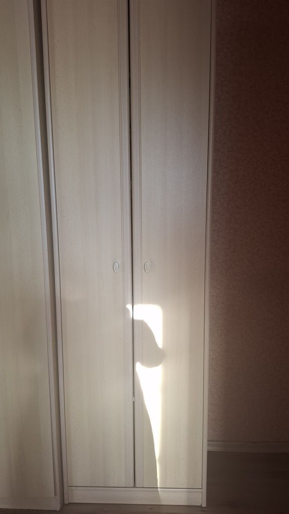 Wąska szafa z półkami oraz na buty