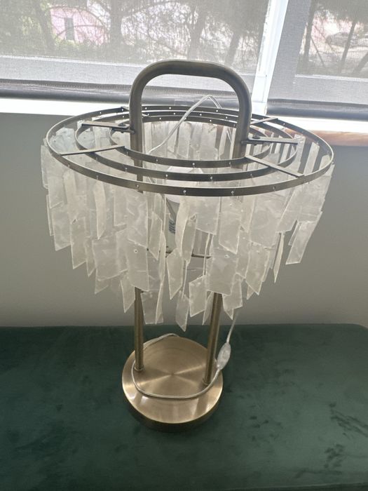 Candeeiro de Mesa Moderno em Latão com Pendentes Estilo Conchas Capiz