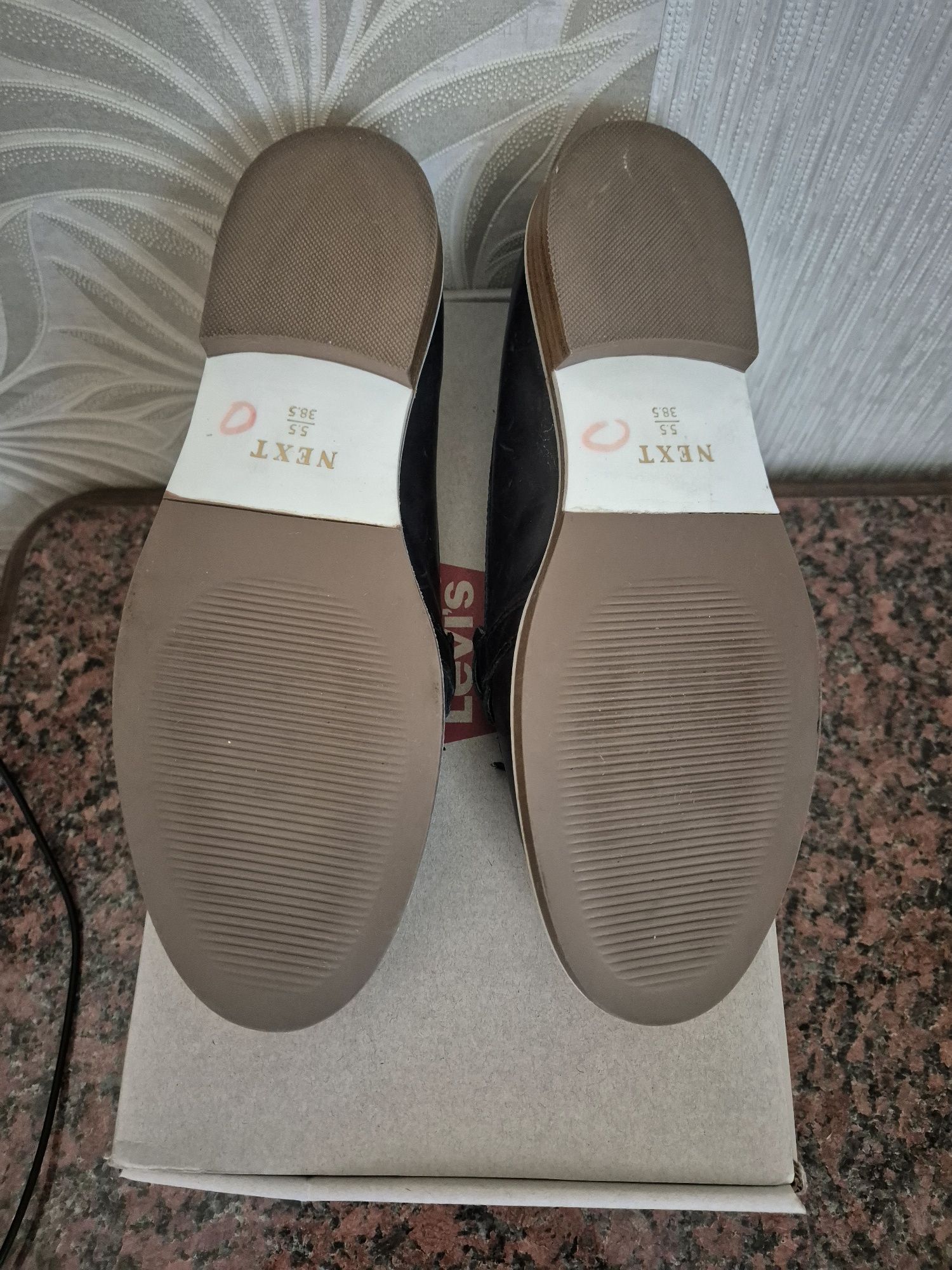 Продам жіночі лофери.