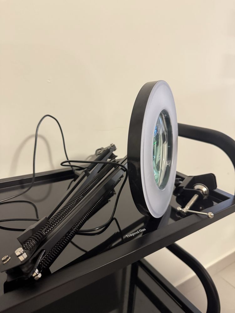 Lampa kosmetyczna z lupą i mocowaniem do stołu