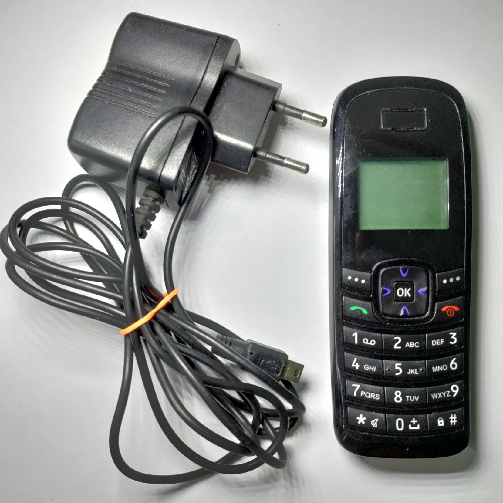 Sprawny telefon komórkowy HUAWEI ETS8121 + stacja ładowania ładowarka