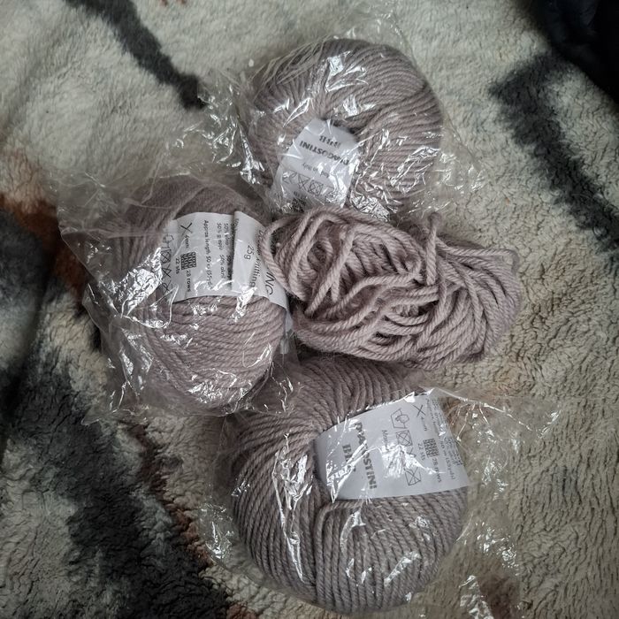 Wełna włóczki 3 szt plus mniejsza połowa ciemny szary