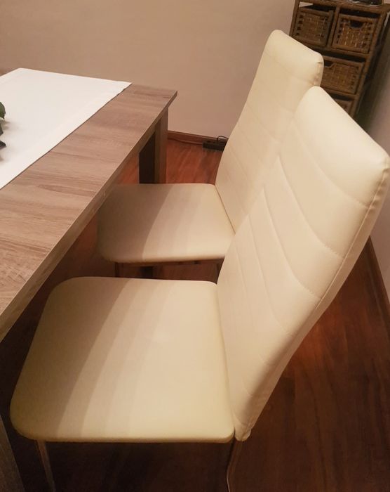 Stół plus krzesła z ekoskóry