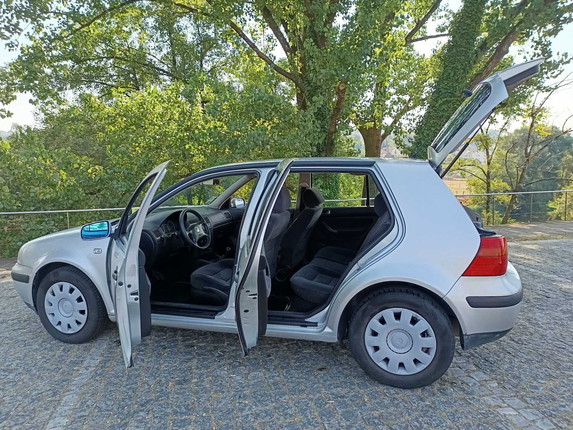 Carro Volkswagen Golf, ano 2000