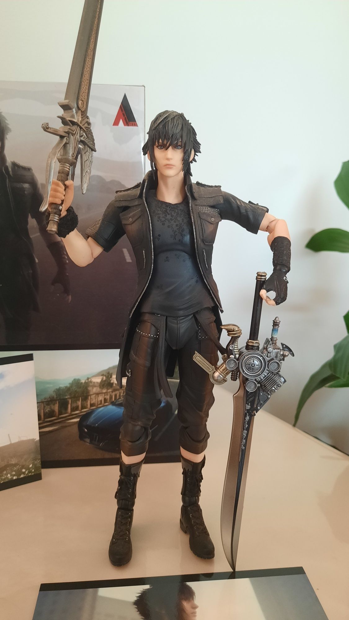 Final Fantasy XV Bundle (Noctis Play Arts Kai + jogo e filme selados)