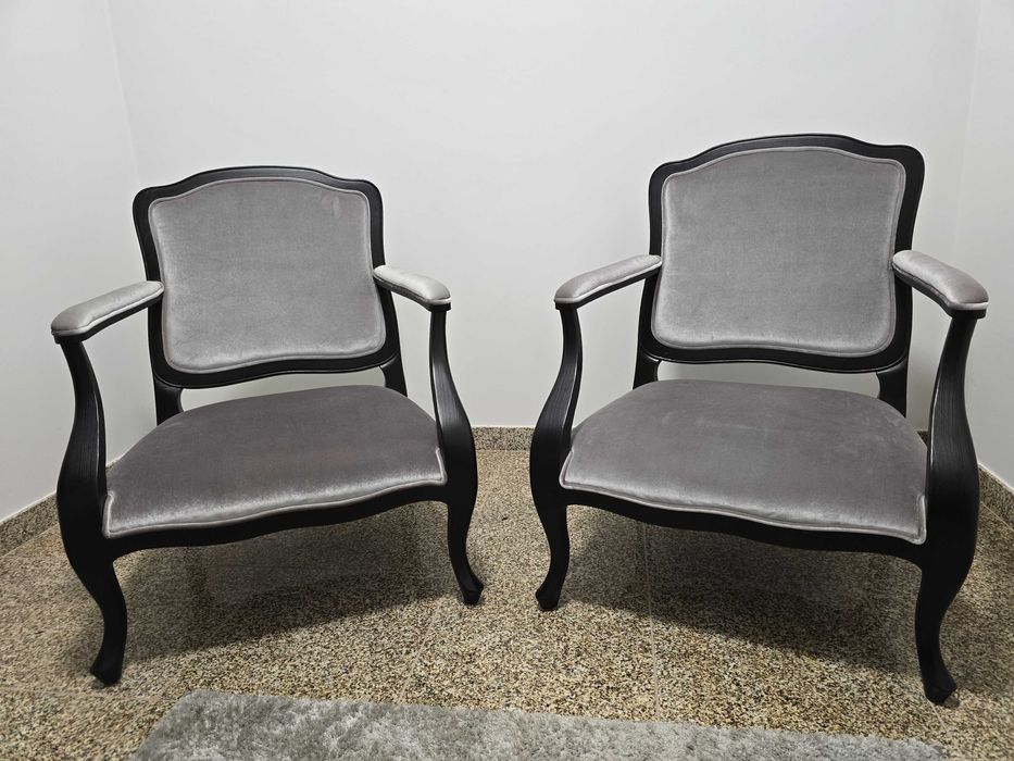 Duas poltronas vintage de veludo ideais para espaços contemporâneos