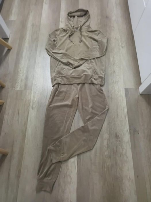 Dres damski welurowy.