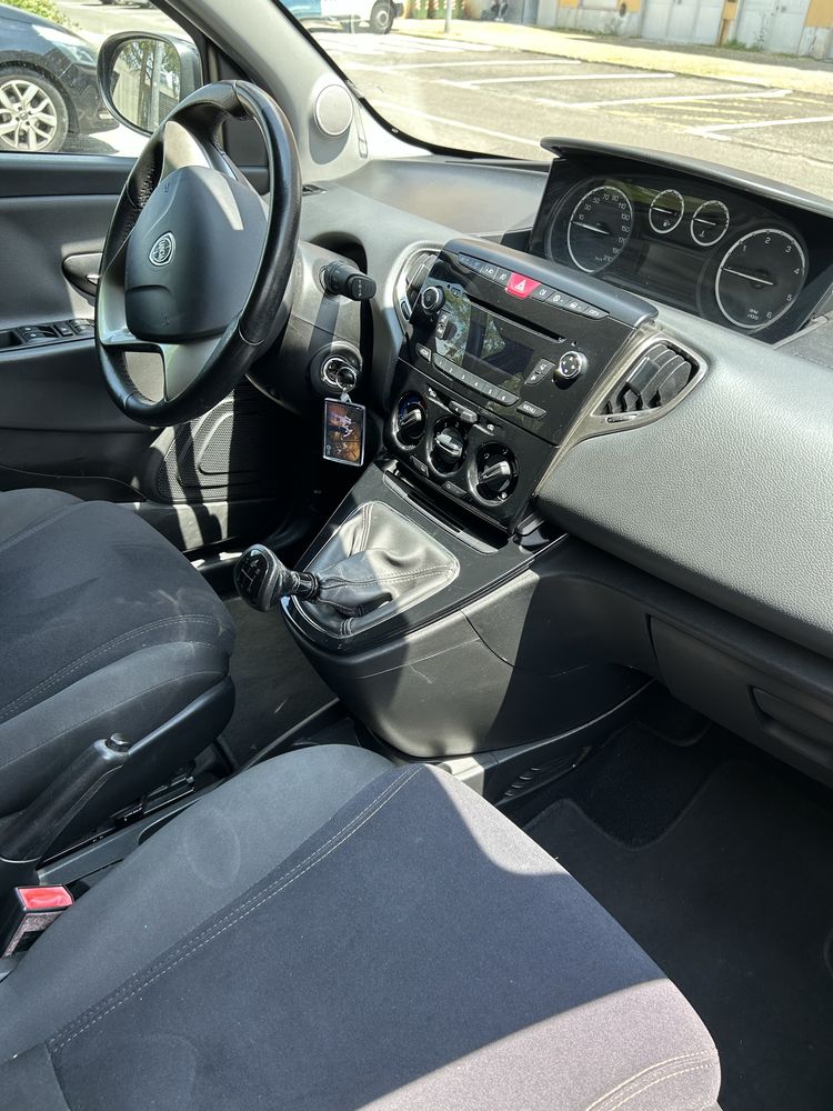 Lancia ypsilon 2014
