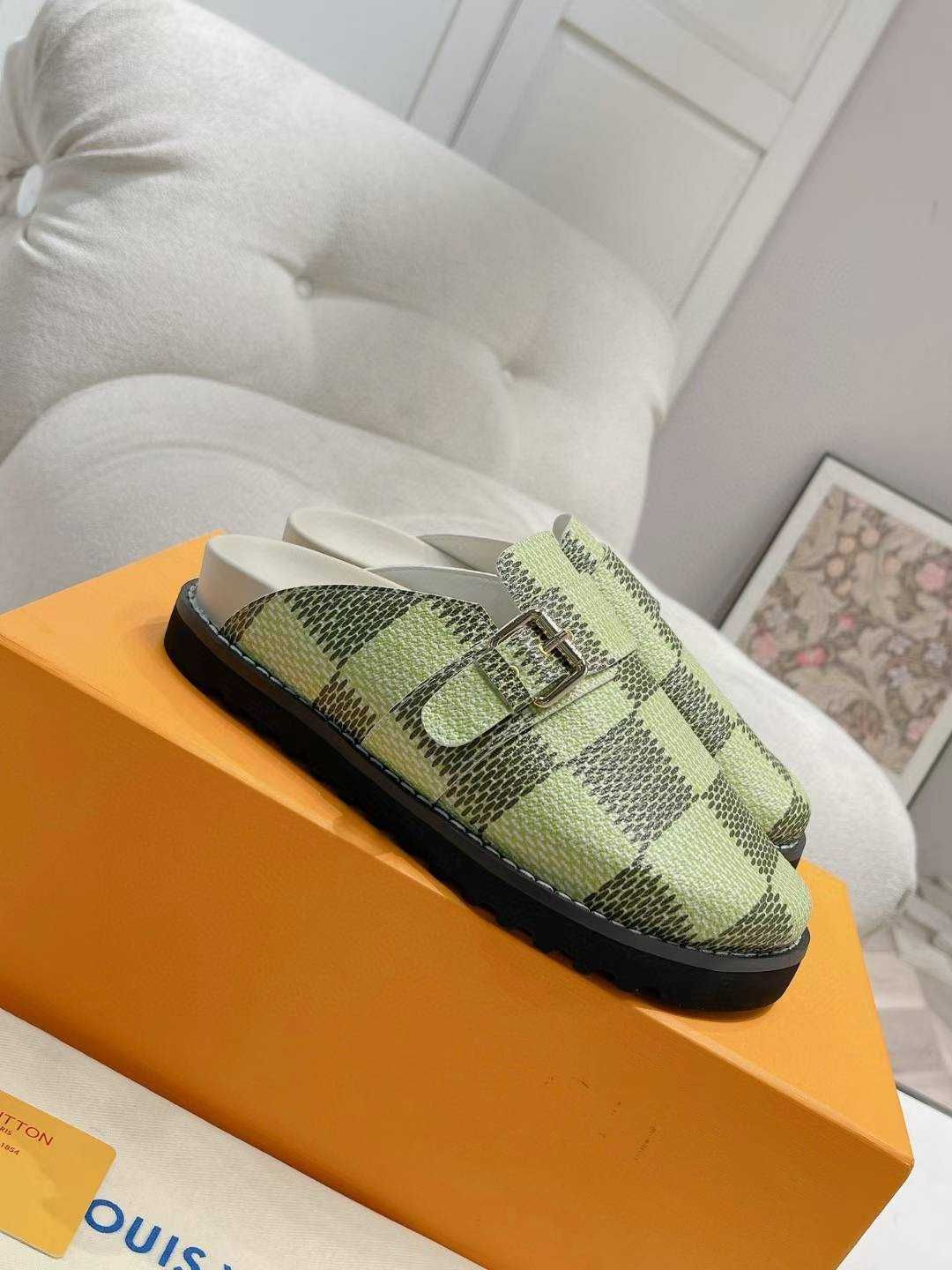 Louis Vuitton Buty, sandaly klapki, skora 180205