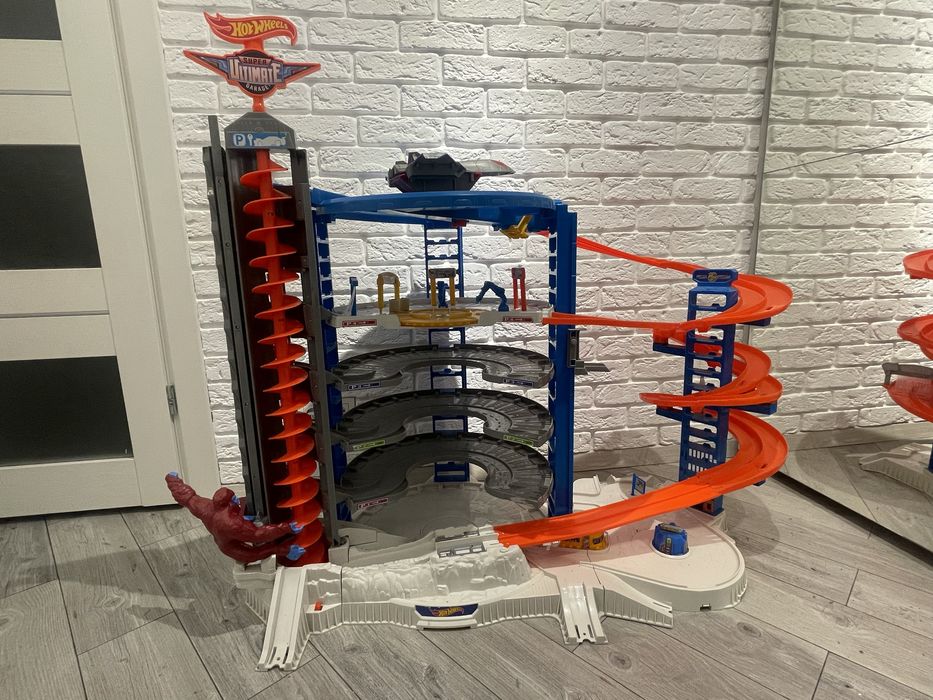 Hot Wheels Супер Мега Гараж FML03
