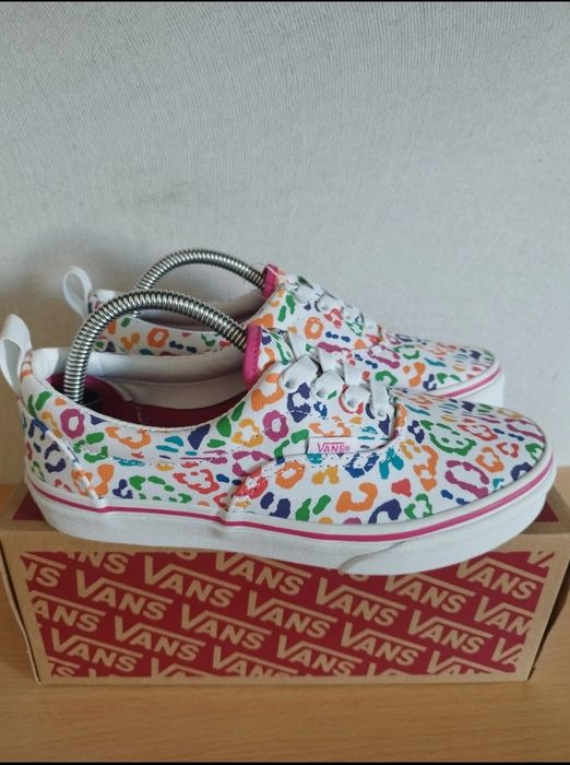 Vans Rainbow Tamanho 35 novos nunca usados, sem a caixa original.