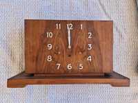 Stary drewniany zegar kominkowy mechaniczny z wahadłem