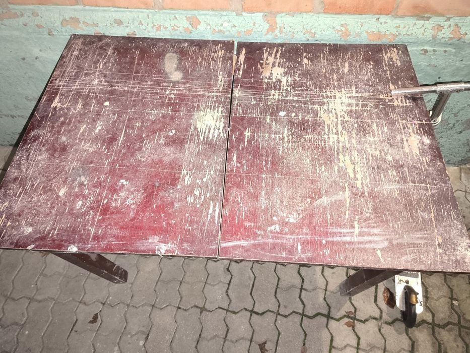 Віддам безкоштовно стару шафу та стіл. Самовивіз.