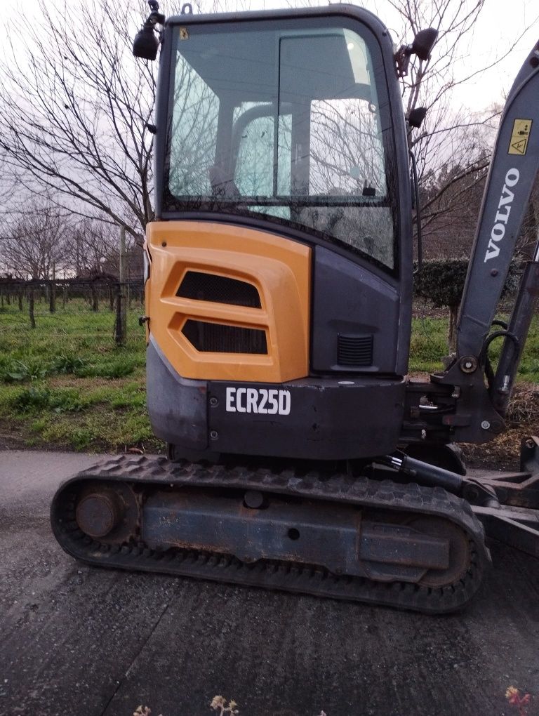 Vendo mini giratória Volvo ECR25D 

Ano: 2014 
Horas: 2437H 

Maquina