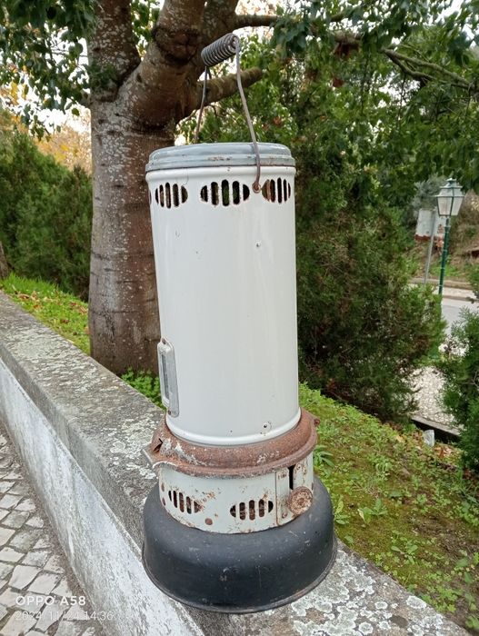 Aquecedor antigo a petróleo