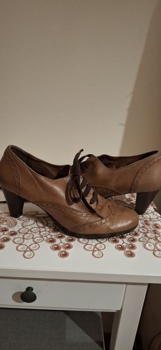 Sapato com salto castanho