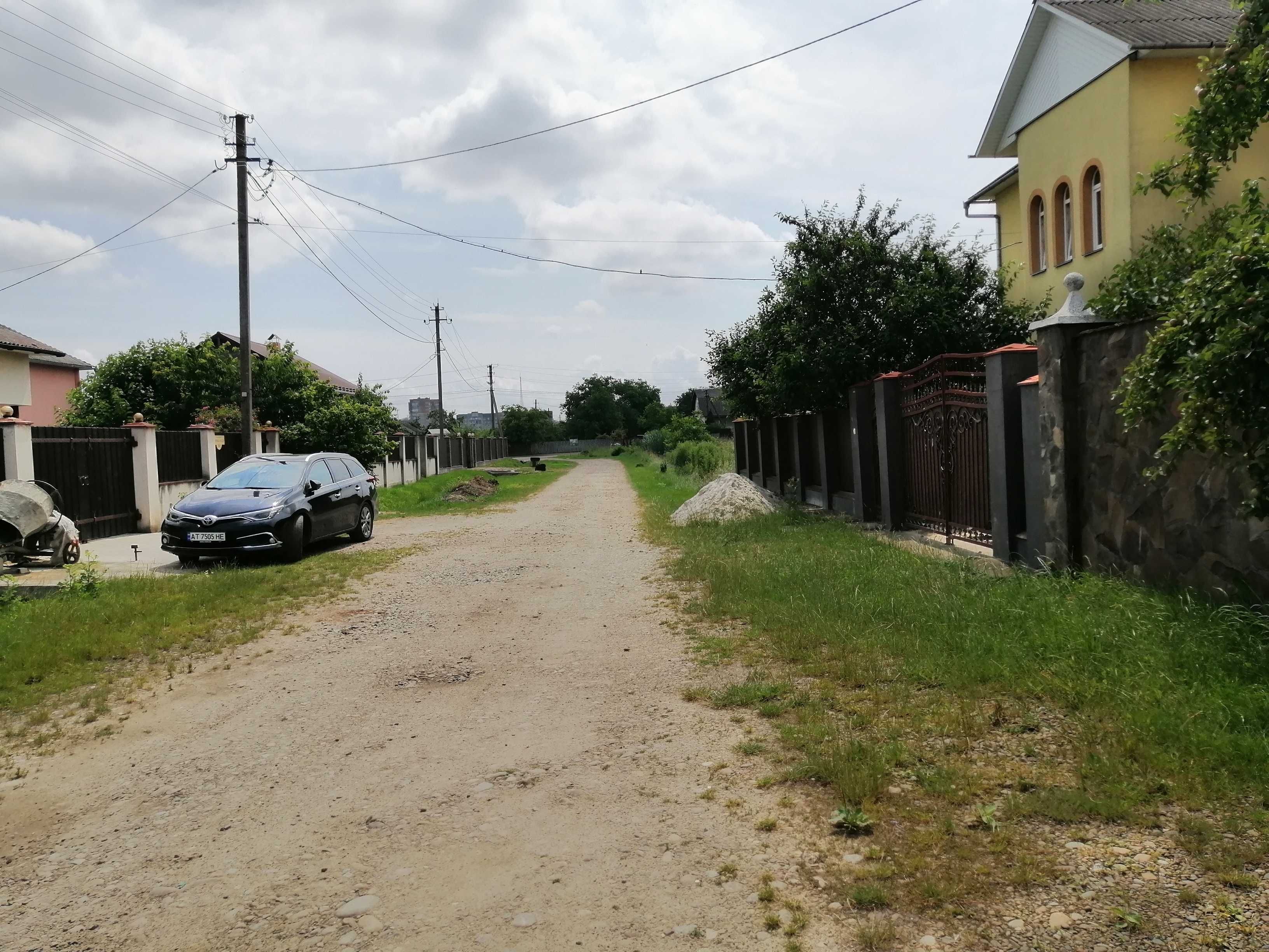 Зем. ділянка "Під будівн." Початок с. Загвіздя. Зупинка поряд.