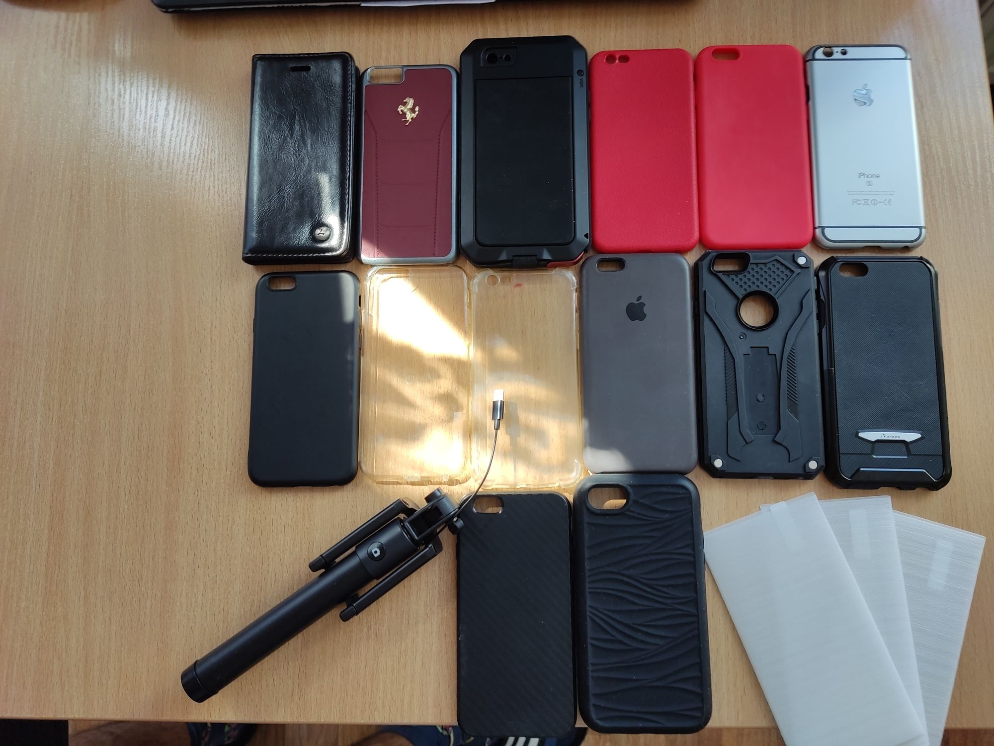 Iphone 6s  + 14 etui + 3 szkla hartowane + kijek do selfie z kablem.