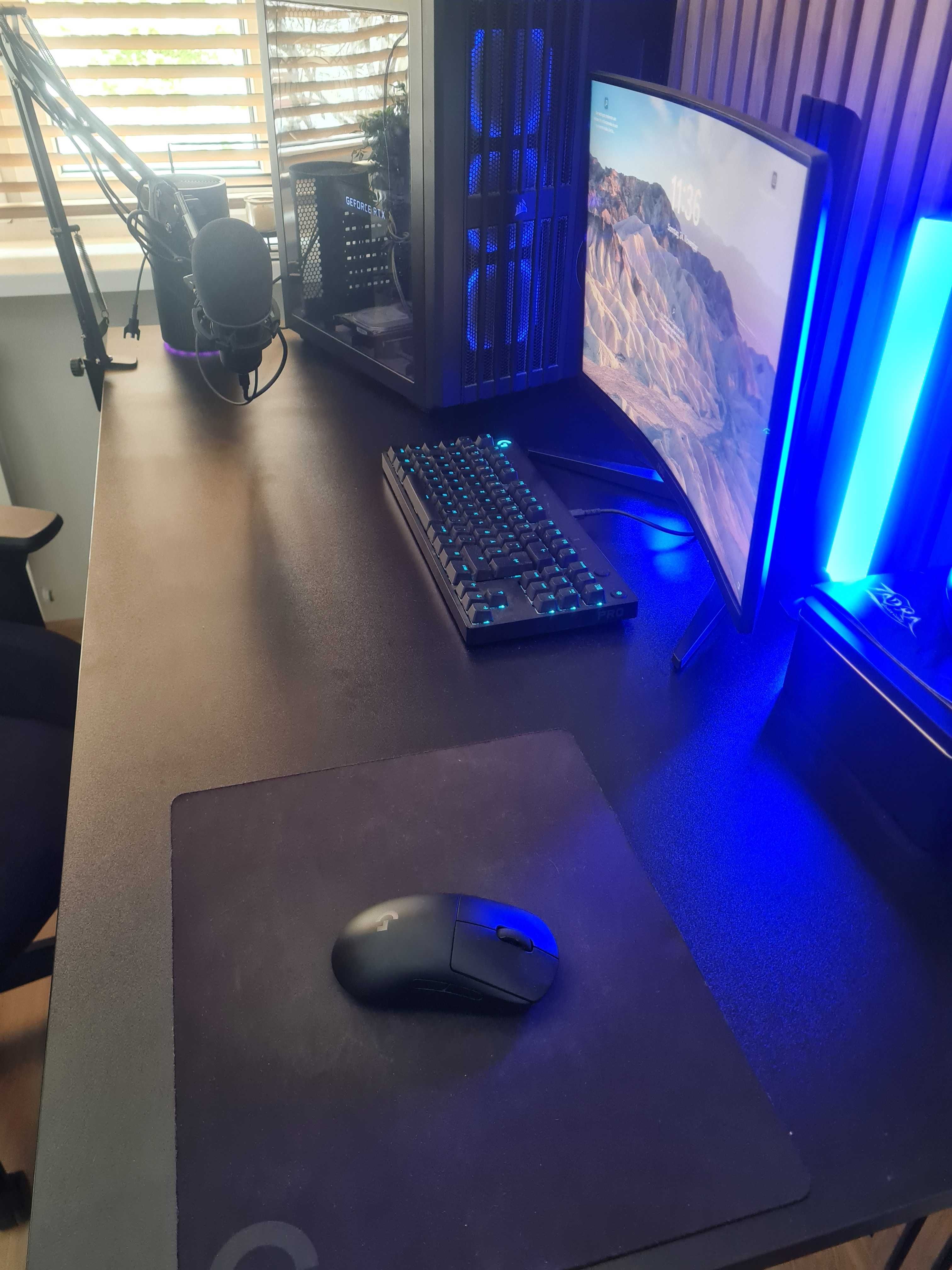 komputer z monitorem