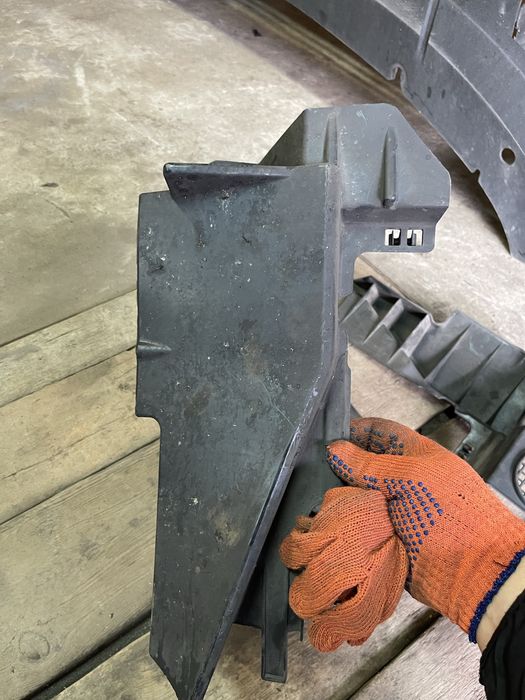 Дефлектор радіатора 214991470R