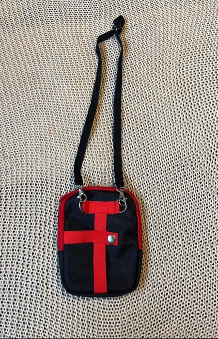 Saszetka podróżna z odpinaną smyczą, licznymi przegrodami