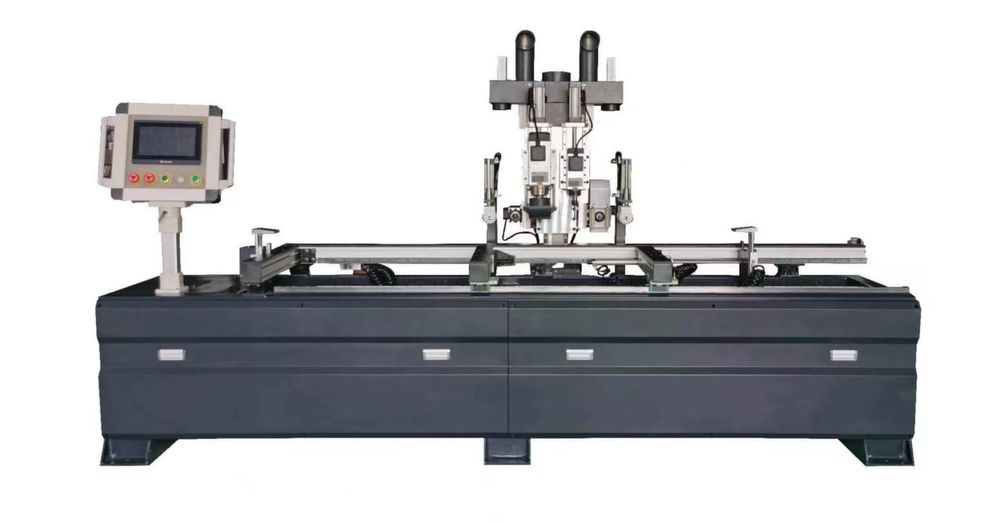 Centrum CNC do frezowania otworów pod zamki • Produkcja drzwi / futryn