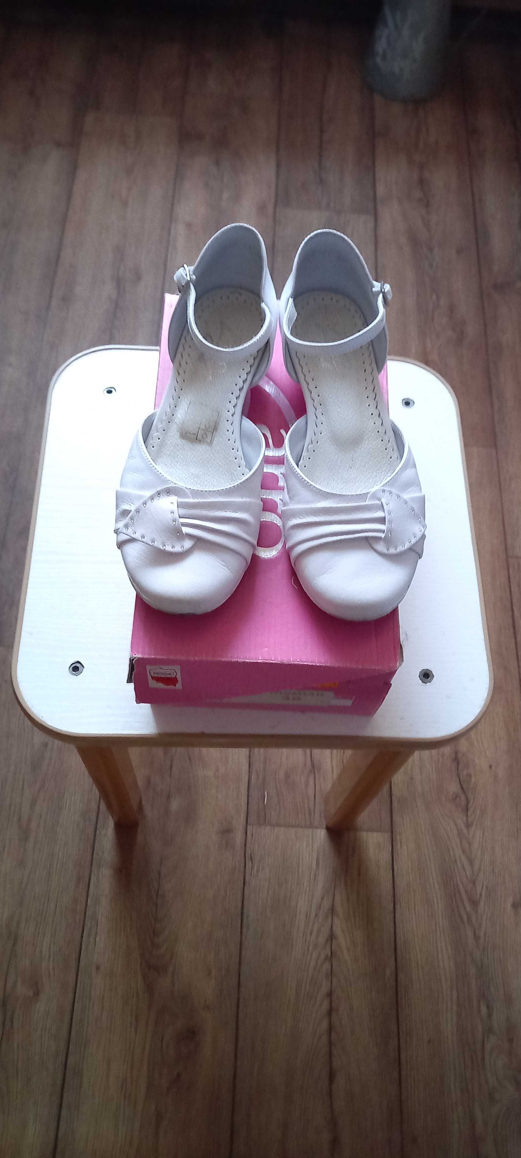 Białe buty komunijne dla dziewczynki r. 36