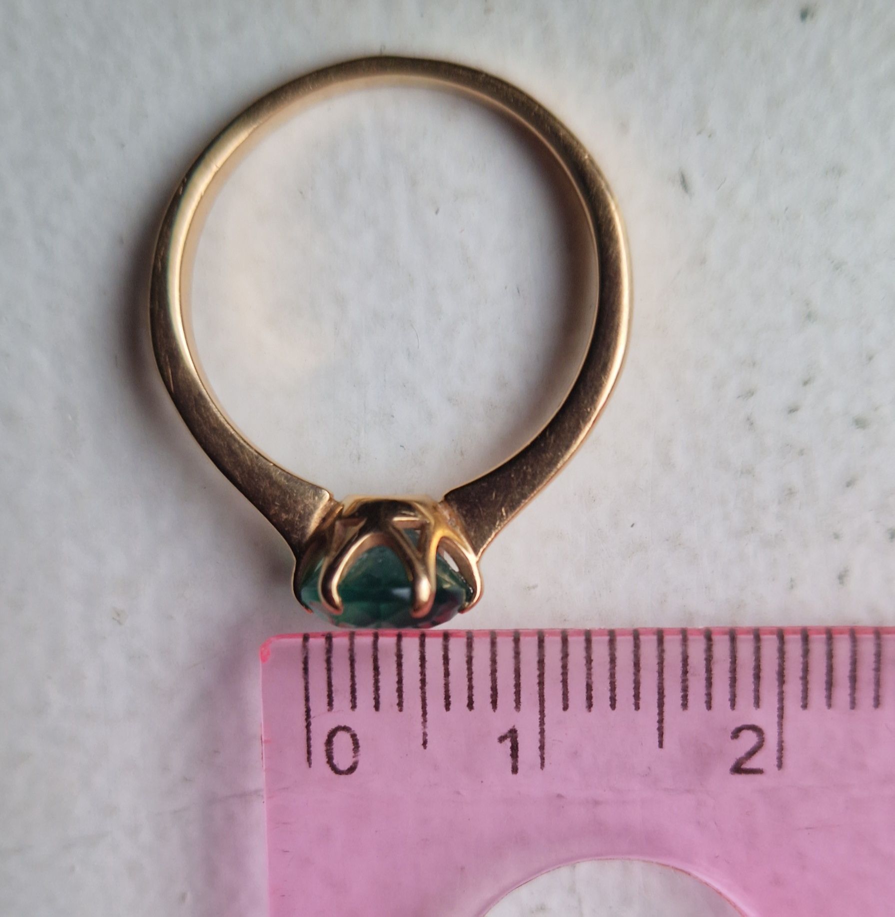 Золотое кольцо с изумрудом, 18 размер, 2,26 грама, 585, красное золото