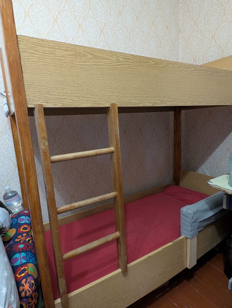 Продам хорошую двухъярусную кровать
