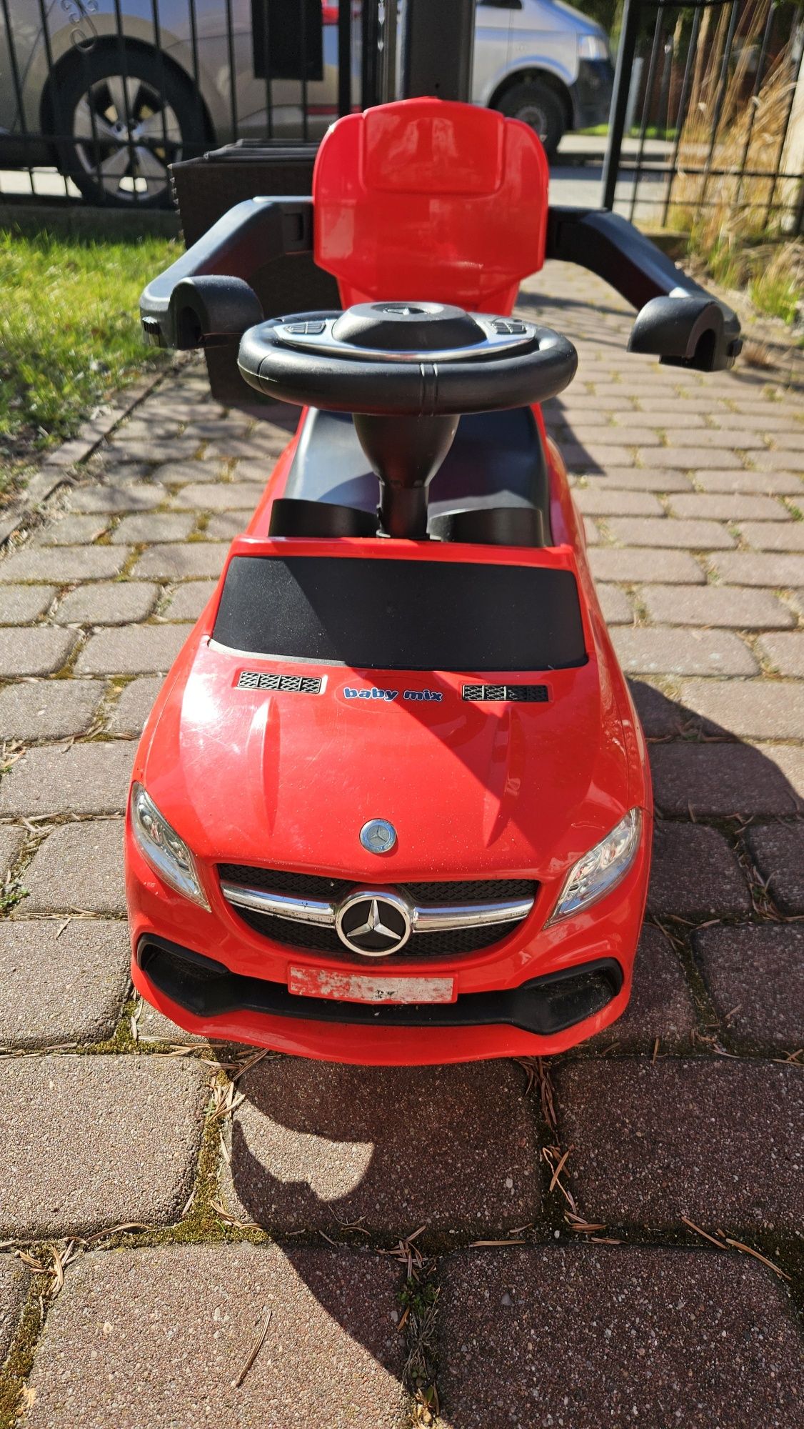 Mercedes autko jezdzik czerwony