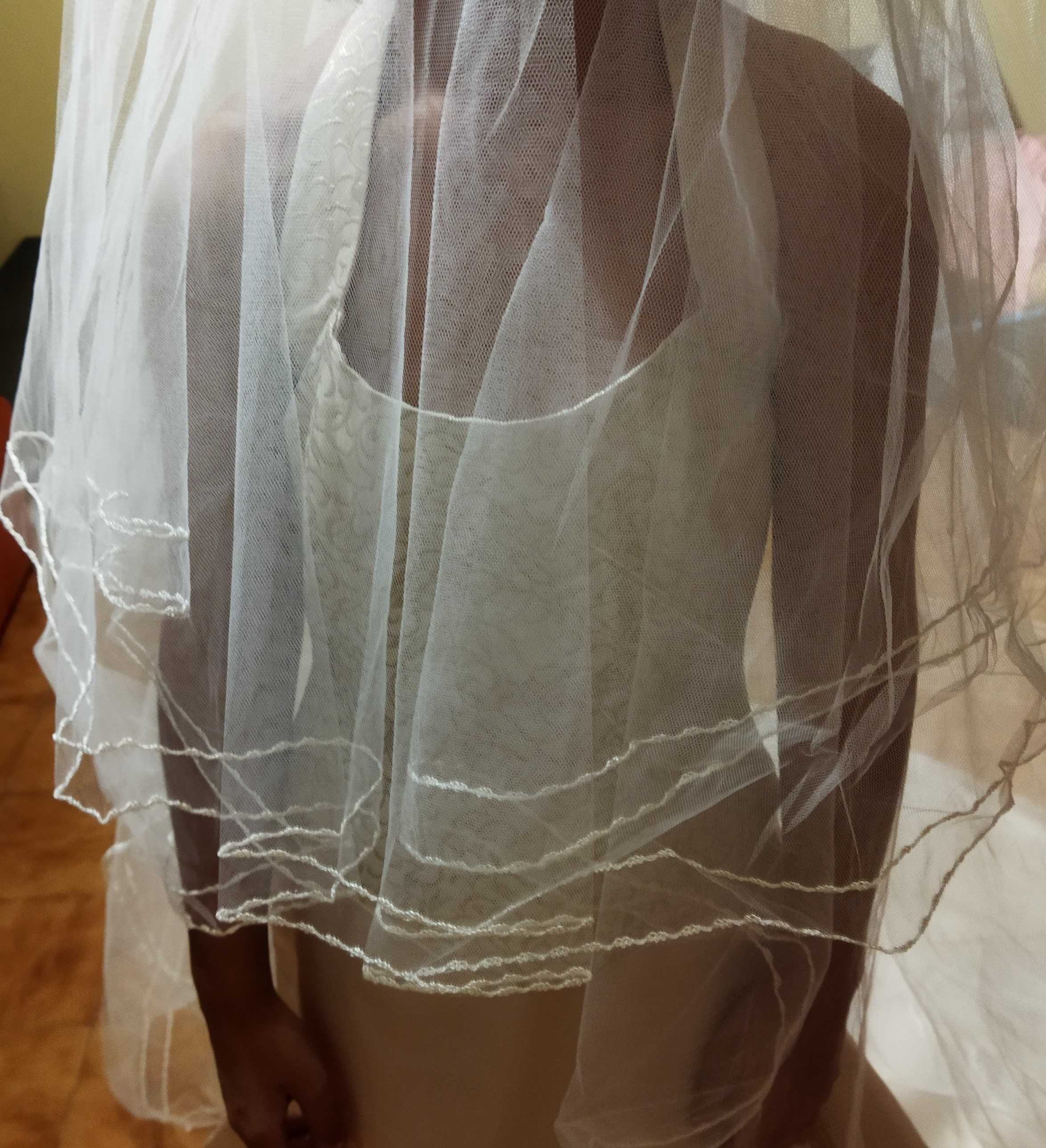 vestido de noiva com véu.