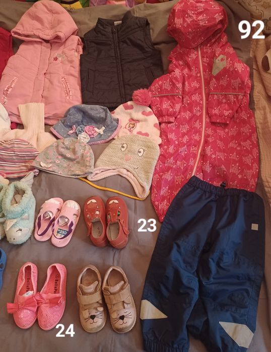 ZESTAW dziewczęcych ubranek  92 i 6 par butów