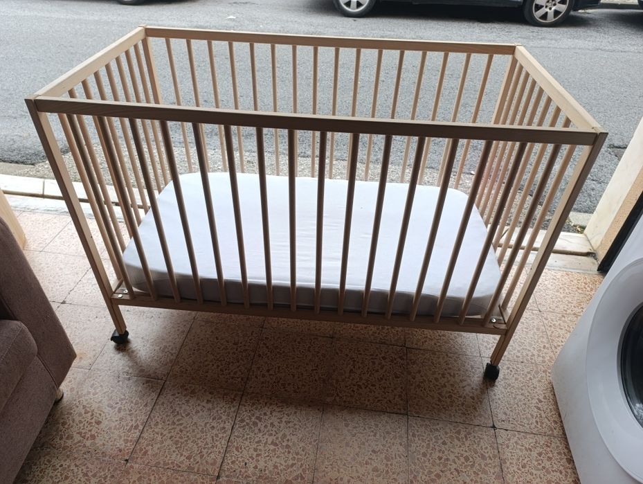 Cama de bebé impecável