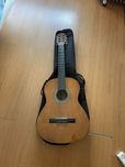 Guitarra com varios acessorios