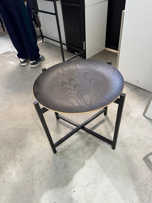 Mesa de canto de cor preta.