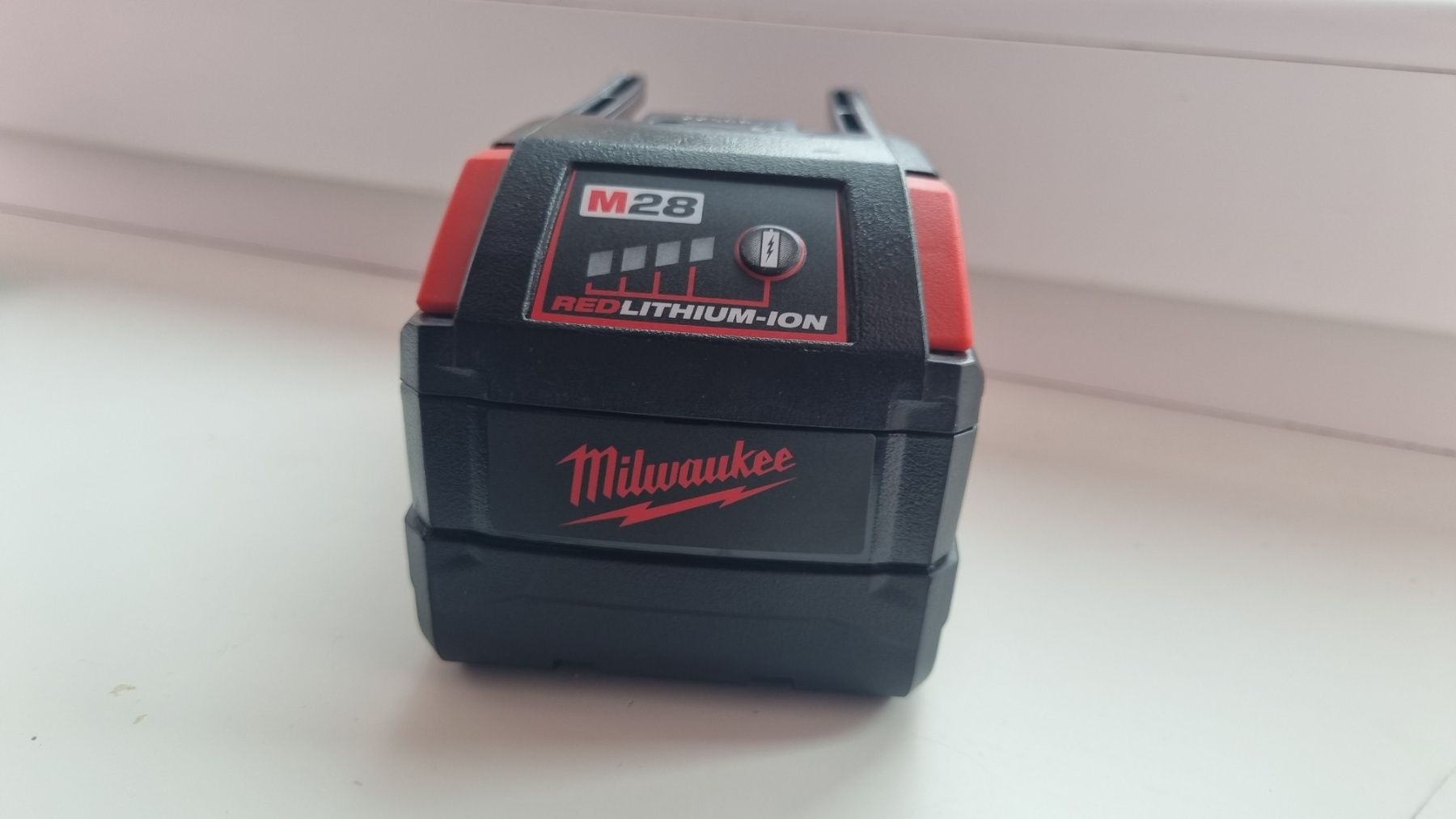 Milwaukee M28 5.0Ah акумулятор, новий! Оригінал, модель: REDLITHIUM-IO