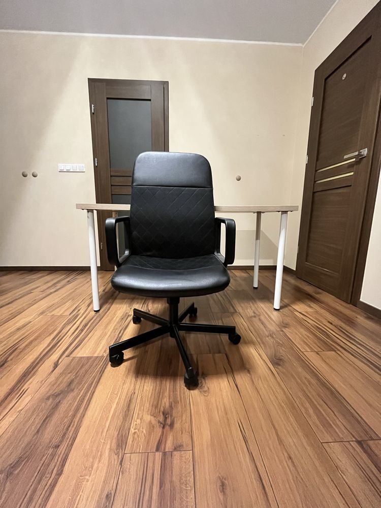 Krzeslo biurowe obrotowe czarne Ikea